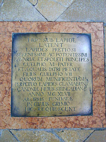 Grabplatte über den Gräbern des Kirchengründers Welf VI: und seines Sohnes Welf VII. im Mittelgang des Kirchenschiffes