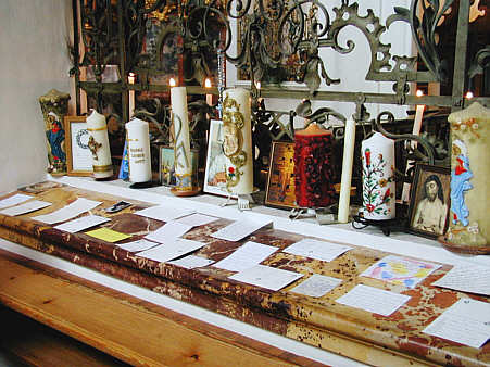 Heutige Votivgaben und Bittschriften