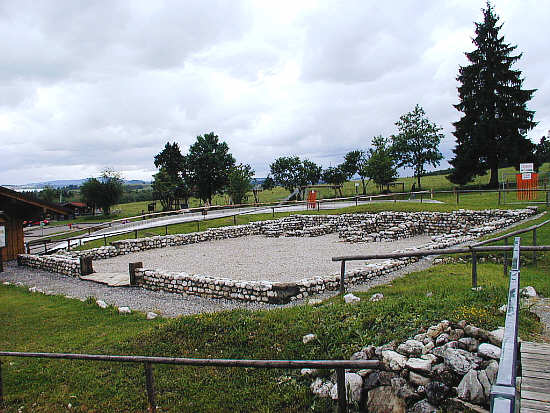 Wirtschaftshof mit den an der Rückseite gelegenen Fundamenten der Darren