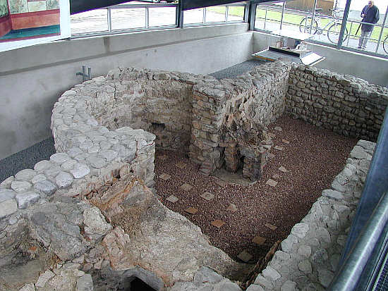 Caldarium (Warmbad) mit der in der halbrunden Apsis gelegenen Warmwasserwanne