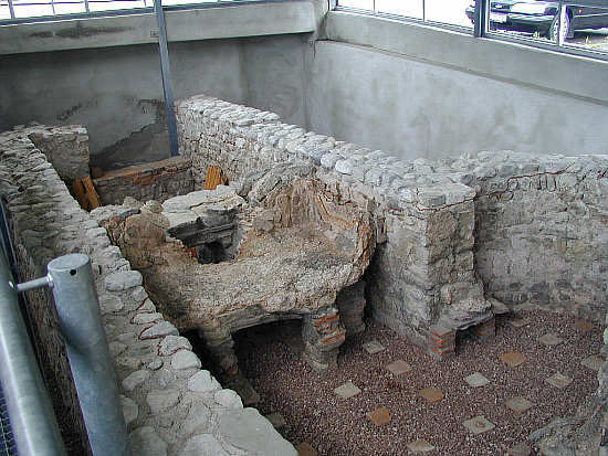Caldarium (Warmbad) mit dem unmittelbar hinter dem Präfurnium (ganz hinten) gelegenen Heißwasserbecken.