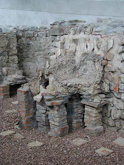 Hypokaustheizung aus aufeinandergeschichteten Ziegelplatten un einem darauf aufgebrachten Mörtelestrich.