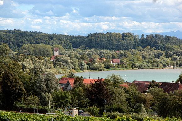 Blick nach Osten auf die Kirche von Seefelden und das Mündungsgebiet der Salemer Aach.