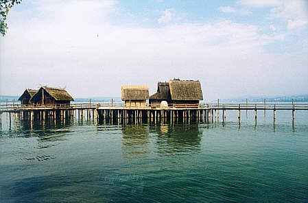 Jungsteinzeit-H&auml;user im Pfahlbaumuseum Unteruhldiungen