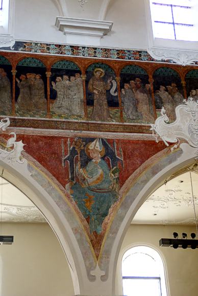 Fresken in den Arkadenzwickeln: Ein Bischof