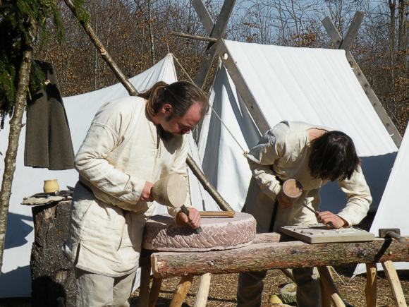 Die Steinmetze arbeiten nur mit Hammer und Mei&szlig;el. Bild &copy; Karolingische Klosterstadt e.V