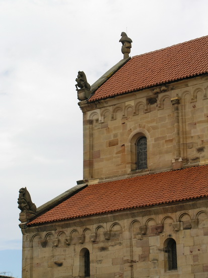 Rosheim, Kirche St. Peter und Paul: Skulpturenschmuck am Westgiebel