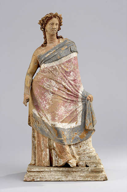 Mdchen an einer Grabsule