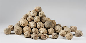 Faustgroße Tuffkugeln als Schleudermaterial aus dem Flottenlager Köln-Alteburg. 