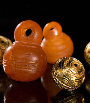 Goldkugeln und Bernsteinanhänger aus dem Grab der Keltenfürstin vom Bettelbühl. © Landesamt für Denkmalpflege im Regierungspräsidium Stuttgart, Yvonne Mühleis