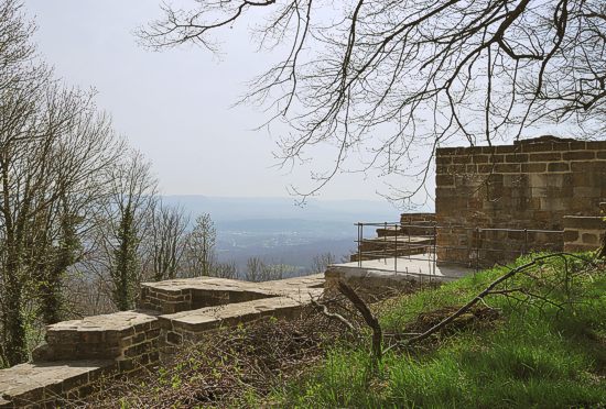 Burgruine Hohenstaufen mit Blick über die Reste der Umfassungsmauer ins Tal. Bild: Wikimedia Commons/Harke