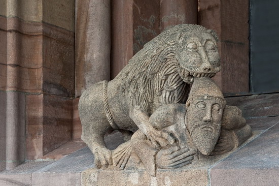 Löwen-Mensch-Gruppe. Worms, Dom St. Peter, um 1150 (Abguss: Hamm, 2009)