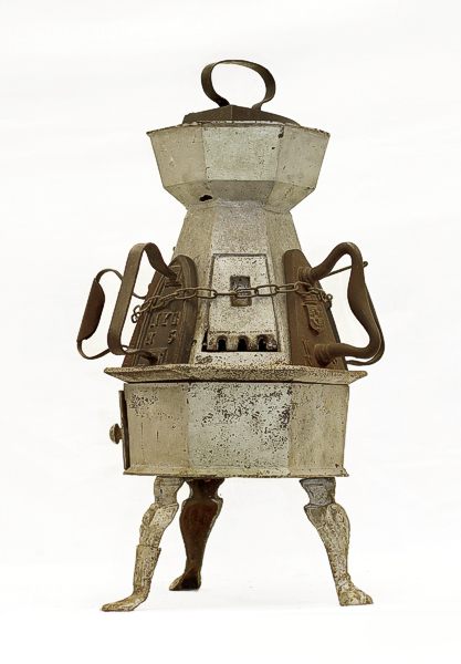 Triumph der Wäschepflege: Bügeleisenwärmer, ca. letztes Drittel 19. Jahrhundert. Fahrzeugmuseum Marxzell, Foto: Thomas Viering