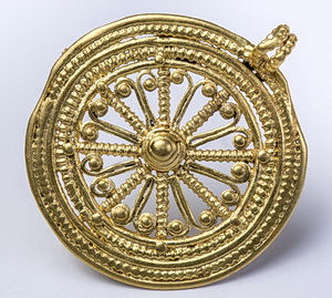 Anhänger in Form eines goldenen Rads. Horbur-Wihr, Grabung 2016. Ende 2./Anfang 3. Jh. n.Chr. (F. Schneikert © Archéologie Alsace)