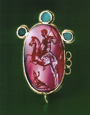 Rote Achatgemme auf Goldblech mit einer Darstellung des Kaisers Commodus , Biesheim, Ende 2. Jh. n. Chr. für die Gemme und 5. Jh. n. Chr. für das Goldblech. © A. Linder/MGR Biesheim