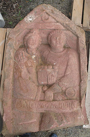 Grabstele auf Niederhergheim. Cliché Marie-Dominique Waton (DRAC Grand Est, pôle patrimoines, Service régional de l'archeologie)