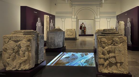 Religiöses Leben: Säulenpostamente und Grabsteine. Bild: Rheinisches Landesmuseum Trier, Thomas Zühmer