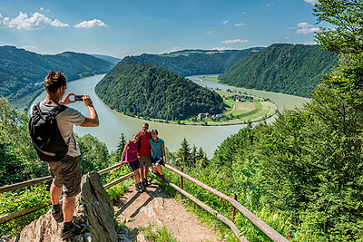 Römerskulpturen weisen Besuchern im Römerpark Schlögen den Weg - beispielsweise hinauf zum berühmten Schlögener Donaublick. Foto: Tourismusprojekt Römerspuren/Oberösterreich Tourismus GmbH/Hochhauser