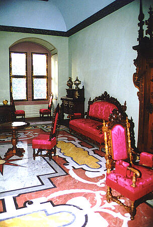 Sofa und Sessel im Kaminzimmer