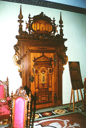 Tür im Kaminzimmer mit Intarsienarbeit