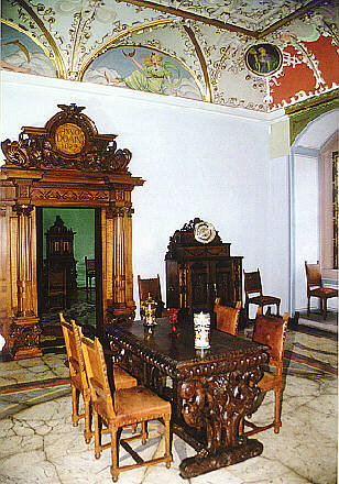 Tisch und Stühle im Weißen Zimmer