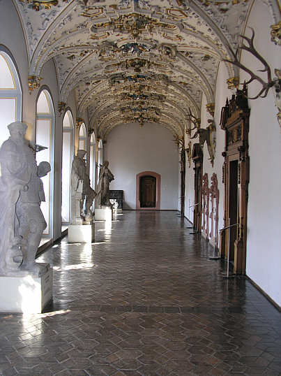 Flur im zweiten Obergeschoss mit historistischer Stuckdecke