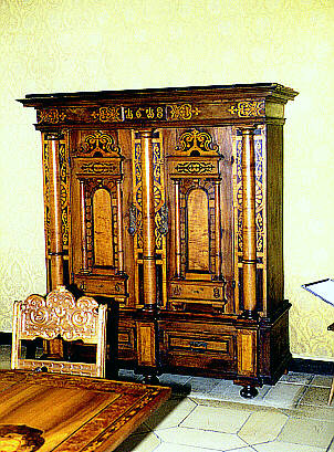 Fassadenschrank, süddeutsch, 1618