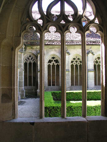 Blick durch ein Fenster des Kreuzgangs auf den gegenüberliegenden Kreuzgangflügel