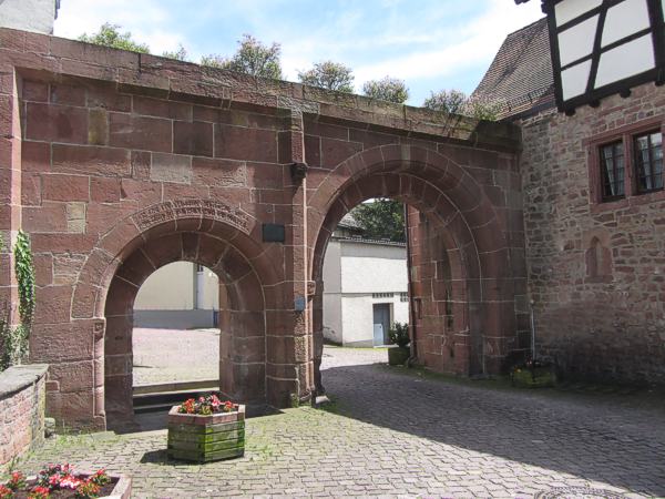 Romanisches Doppeltor (13. Jh.), mit einer Inschrift der ersten Hälfte des 15. Jahrhunderts