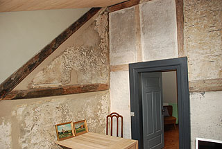 Sichtbar gemachte ältere Baustadien der Wände