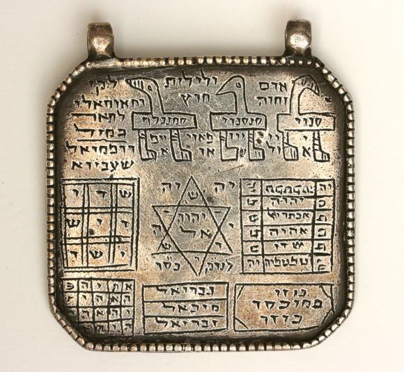 Amulett, Irak, ca. 1900, Silber, 6.3 x 7.7 x 0.03 cm. Familiensammlung Gross