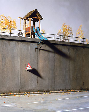 Fotografie "Kinder" zeigt eine Rutschbahn, die ins Leere führt - oder direkt auf die Straße