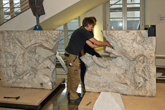 Mithrasrelief von Tor Cervara (Rom), 150 n. Chr. Badisches Landesmuseum Karlsruhe, Fotos: Thomas Goldschmidt