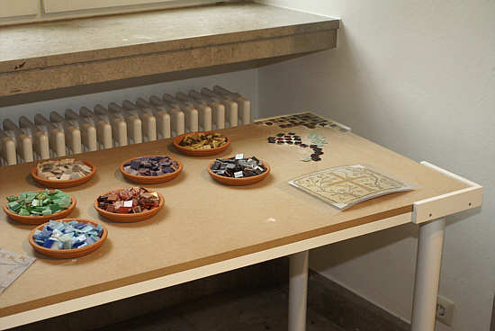 Lädt ein zum Mitmachen: Ein tischgroßes Mosaik ensteht