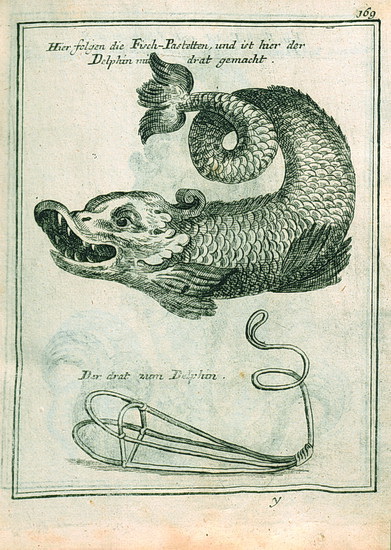 Conrad Hagger, Augsburg 1719,Drahtgestell für Delphinpastete aus „Neues Saltzburgisches Koch-Buch“. Kupferstich auf Papier. Wissenschaftliche Stadtbibliothek Mainz. © Stadtbibliothek Mainz