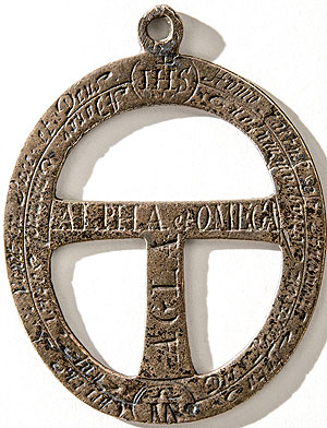 Taukreuzanhänger. Pestamulett. Süddeutschland, 18. Jahrhundert. Silber. Sammlung Ansgar Fütterer. Foto: Karl Schlessmann