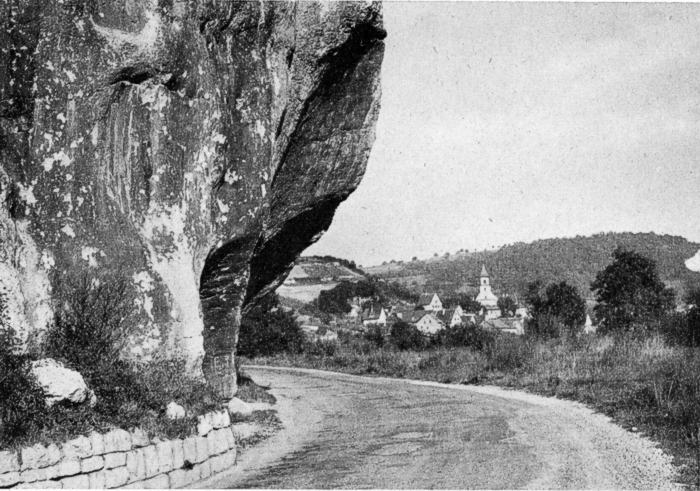 Isteiner Klotz am Überhang mit dem Dorf Istein im Hintergrund