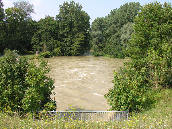 An einem Querriegel einschießendes Wasser im Polder Altenheim. Bild: Regierungspräsidium Freiburg, Referat 53.3, H.-M. Staeber. Nutzung des Bilds nur mit schriftlicher Genehmigung des Regierungspräsidiums Freiburg