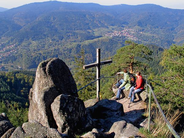 Murgtal, Blick vom Latschigfelsen: Bei der Wanderung auf dem Premiumweg "Murgleiter" bietet sich auf der Etappe von Gernsbach nach Forbach vom Latschigfelsen ein weiter Blick ins Murgtal. Foto © Ulrike Klumpp, Baiersbronn.