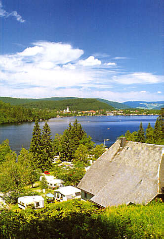 Titisee, Blick über den See auf den Ort