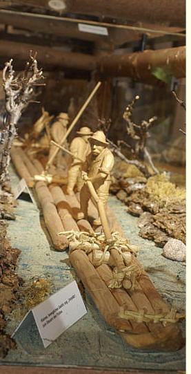 Modell eines schmalen Floßes im Schütte-Museum Schiltach