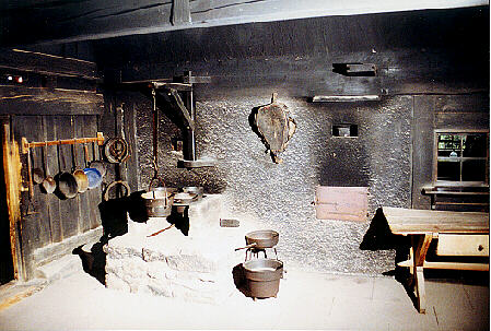 Blick in die Küche mit dem gemauerten Herd. 