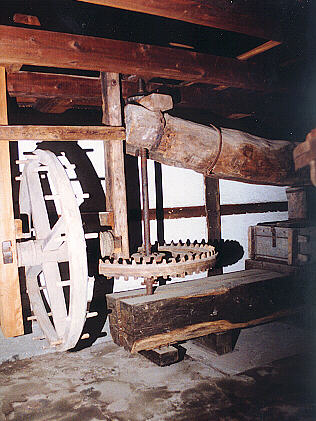 Obstpresse mit Antriebsrad und Wellbaum