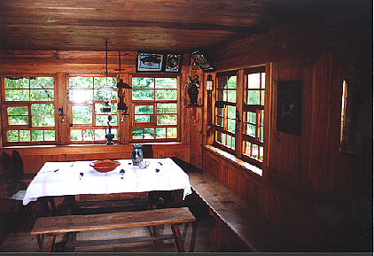 Blick in die Stube mit der umlaufenden Sitzbank und dem Herrgottswinkel.