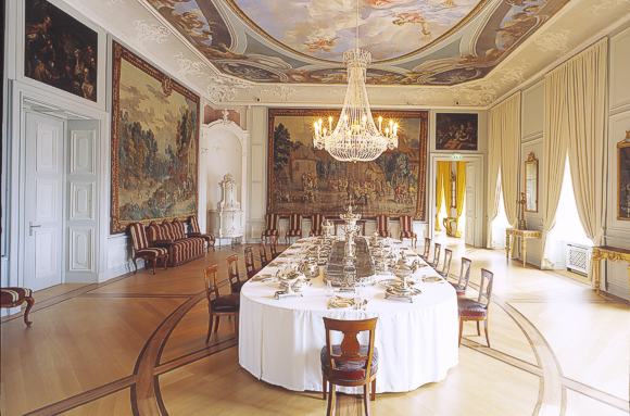 Residenzschloss Mannheim: Das frisch gereinigte gro&szlig;herzogliche Prunksilber im Speisesaal des 19. Jahrhunderts. Foto: Dirk Altenkirch, SSG