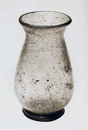 Glasbecher der Merowingerzeit aus Mannheim-Straßenheim, birnenförmig mit kleinem Standfuß. H. ca. 9,5 cm, ob. Öffnung 4,3 cm. © Reiss-Engelhorn-Museen
