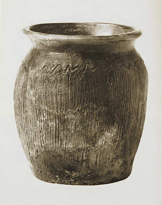 Kammstrichverzierter Topf der Latènezeit aus Mannheim-Wallstadt, H. 16,5 cm. Neue Ausgrabungen und Funde im Mannheimer Raum, 1976, Nr. 58. © Reiss-Engelhorn-Museen