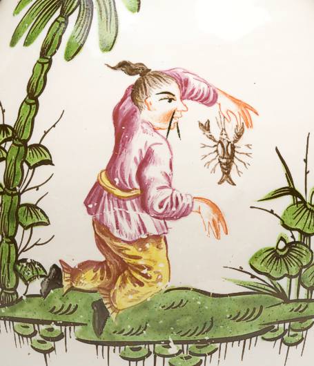 Fayence-Museum Höchstädt: Chinesisches Motiv als Dekoration einer Kanne. Manufaktur Künersberg, um 1750