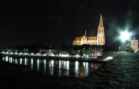 Regensburg bei Nacht: Donauufer mit Dom