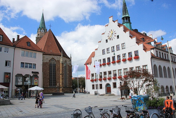 Neumarkt i.d. Oberpfalz. Marktplatz mit Rathaus und Stadtkirche